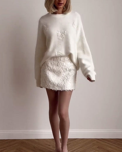 Detailaufnahme des weichen Strickmusters am Damenpullover in Weiss
