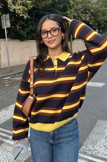 Gestreifter Polopullover mit Polokragen auf neutralem Hintergrund