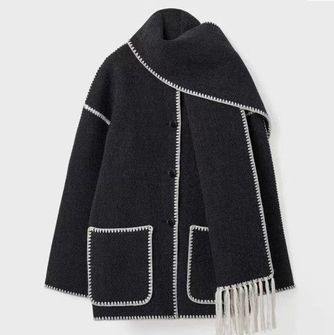 Dunkelgrauer Wollmantel mit weißen Ziernähten und passendem Schal, elegante Damenmode, Herbst-Winter-Kollektion, stilvoll und warm.