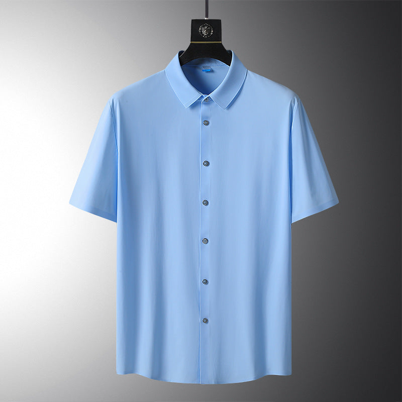 Hellblaues Herrenhemd mit kurzen Ärmeln, klassischem Kragen und Knopfleiste, auf einem Kleiderbügel vor grauem Hintergrund. Elegante Herrenmode.