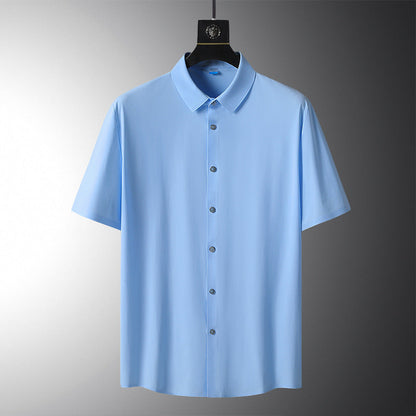 Hellblaues Herrenhemd mit kurzen Ärmeln, klassischem Kragen und Knopfleiste, auf einem Kleiderbügel vor grauem Hintergrund. Elegante Herrenmode.