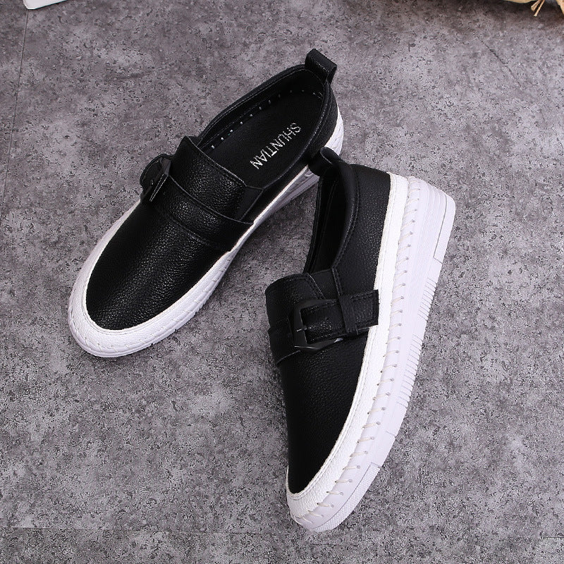 Schwarze Lederschuhe mit weißer Sohle auf grauem Hintergrund, modische Slipper für Damen, elegantes Design, bequeme Freizeitschuhe.