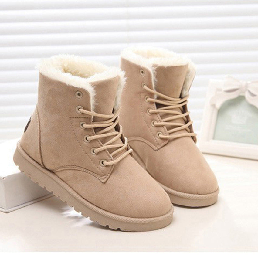Beige Winterstiefel mit Kunstfellfutter, Schnürsenkeln und rutschfester Sohle vor weißem Hintergrund. Ideal für kaltes Wetter und modische Outfits.