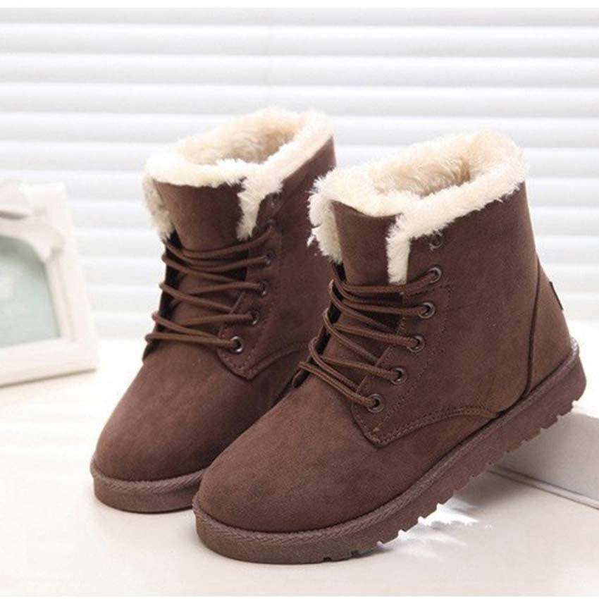 Braune Winterstiefel mit Kunstfellfutter, rutschfeste Sohle und Schnürung, ideal für kalte Tage. Damenmode, warme Schuhe, Wintertrends.