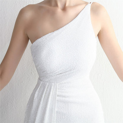 Ein elegantes, weißes, schulterfreies Abendkleid mit asymmetrischem Schnitt und feiner Textur, ideal für formelle Anlässe und Hochzeiten.
