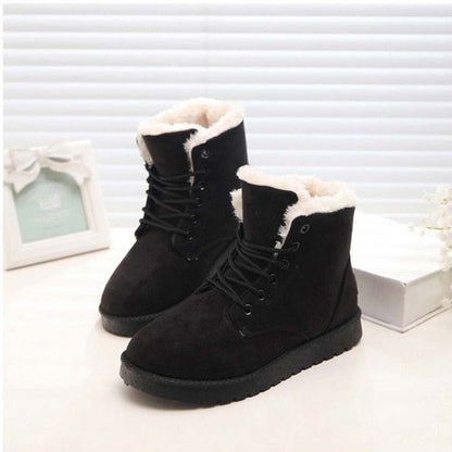 Schwarze Winterstiefel mit weißem Kunstfellfutter, rutschfeste Sohle, ideal für kaltes Wetter. Modische Damenstiefel für Herbst und Winter.
