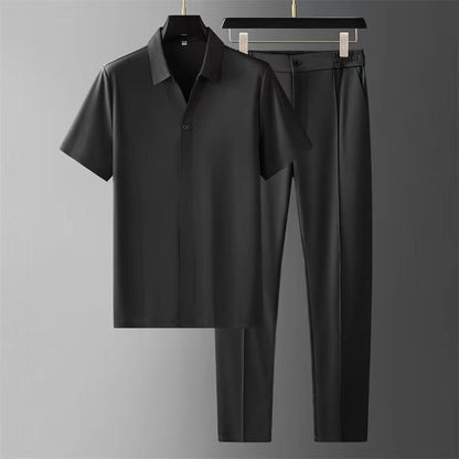 Schwarzes Herren-Set mit kurzärmligem Hemd und passender Hose, elegant und modern, ideal für formelle Anlässe oder Business-Casual-Looks.