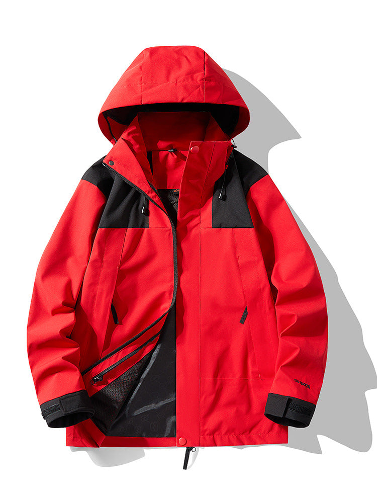 Rote Outdoor-Jacke mit Kapuze, schwarzem Schulterdesign und Reißverschlüssen. Wetterfeste Funktionsjacke für Herren, ideal für Wandern und Trekking.