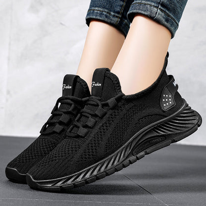 Schwarze Sportschuhe mit gestricktem Obermaterial, dicker Sohle und Schnürsenkeln. Bequeme, modische Sneaker für Damen. Ideal für Freizeit und Sport.