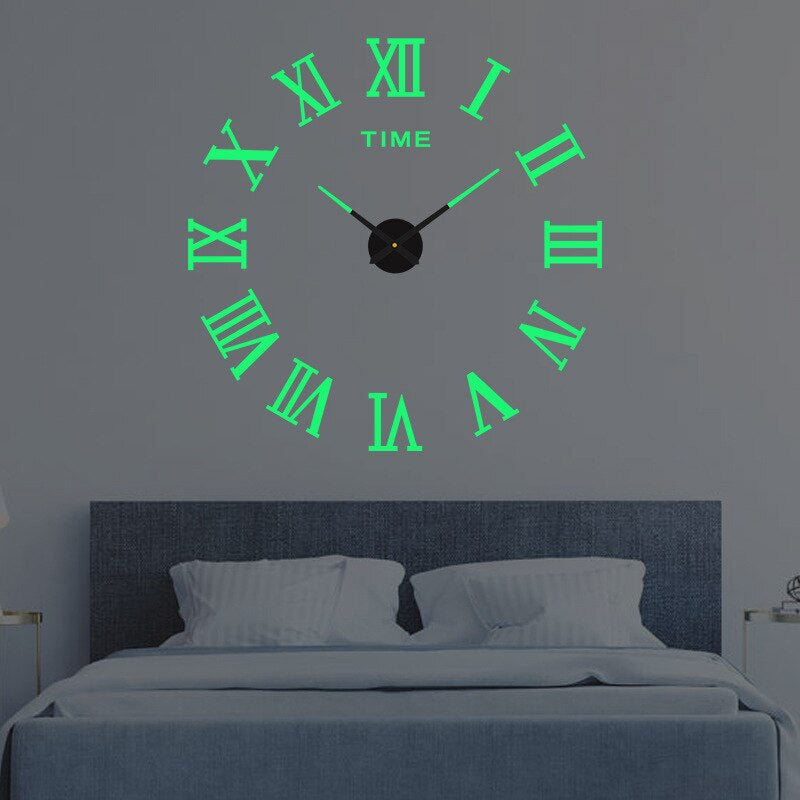 Leuchtende römische Wanduhr über einem Bett, modernes Schlafzimmerdekor, fluoreszierende Ziffern, stilvolle Inneneinrichtung, Zeitmesser.