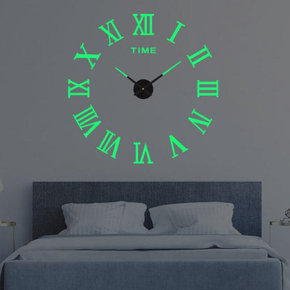 Leuchtende römische Wanduhr über einem Bett, modernes Schlafzimmerdekor, fluoreszierende Ziffern, stilvolle Inneneinrichtung, Zeitmesser.
