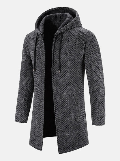 Grauer Strickmantel mit Kapuze, langer Schnitt, modisches Design, Herrenmode, warm und stilvoll, ideal für Herbst und Winter.
