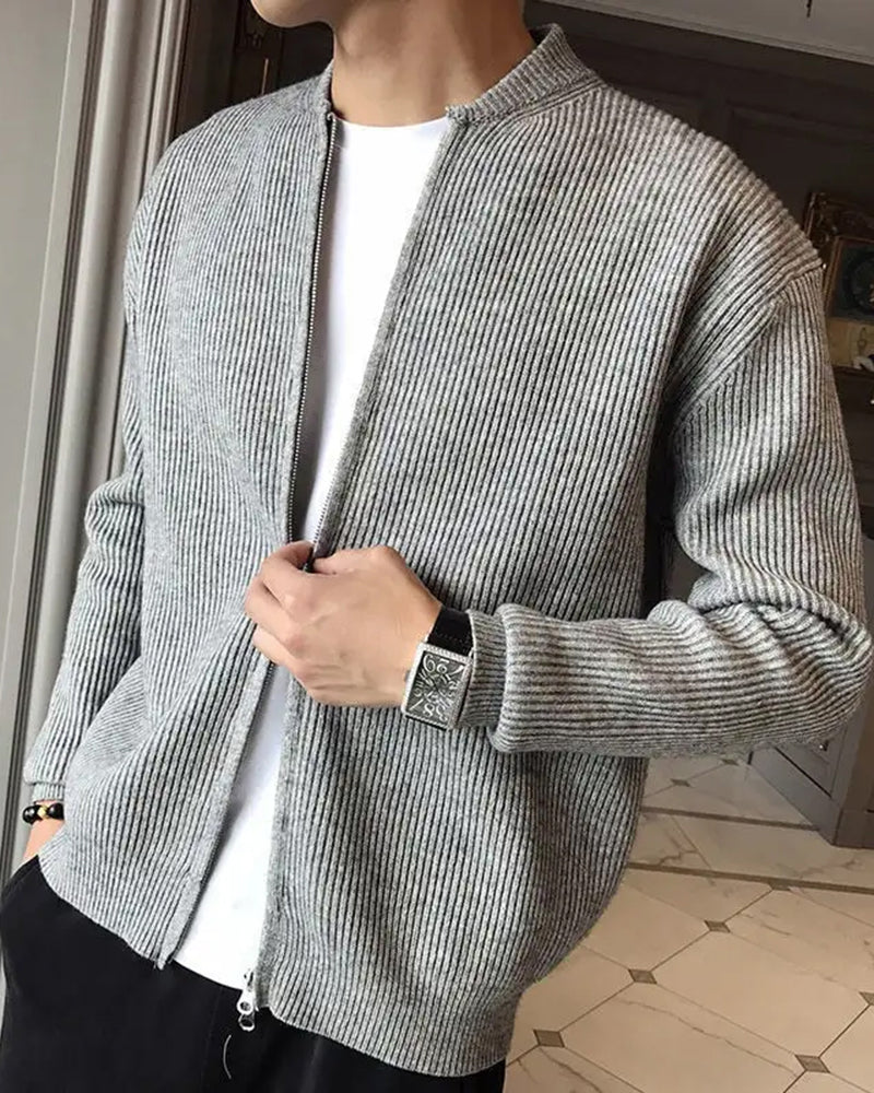 Grauer Strick-Cardigan für Herren, offen getragen über weißem T-Shirt. Modischer Look, ideal für Herbst und Winter. Eleganter Stil, bequem und warm.