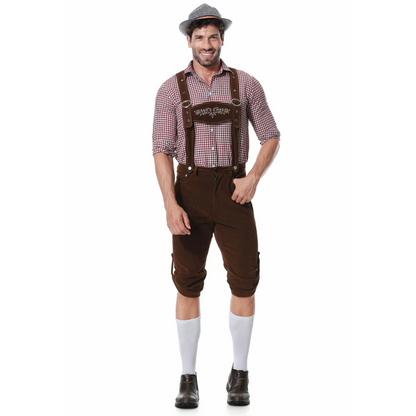 Mann in traditioneller bayerischer Tracht mit Lederhose, kariertem Hemd und Hut. Oktoberfest Mode, deutsche Kultur, Trachtenmode.