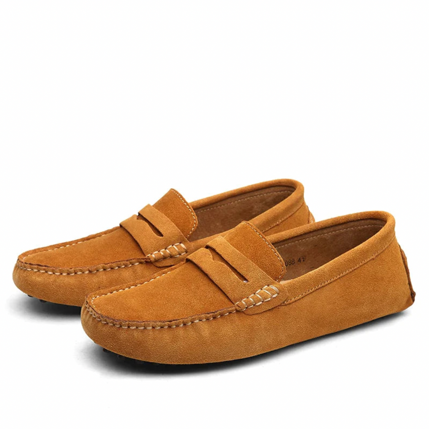 Braune Wildleder-Mokassins für Herren, seitlich fotografiert. Bequeme, stilvolle Slipper mit Nahtdetails, ideal für Freizeit und Alltag.