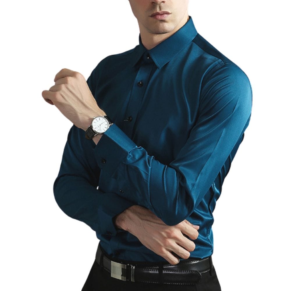 Mann in dunkelblauem Hemd mit Armbanduhr, eleganter Business-Look, modische Herrenbekleidung, stilvolle Kleidung für Büro und Freizeit.