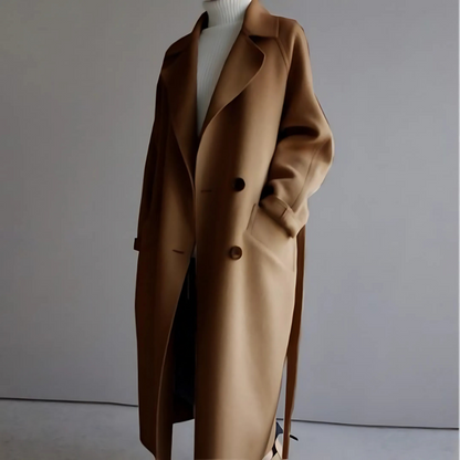 Eleganter brauner Wollmantel für Damen, knielang, mit Gürtel und großen Knöpfen, über weißem Rollkragenpullover. Ideal für Herbstmode.