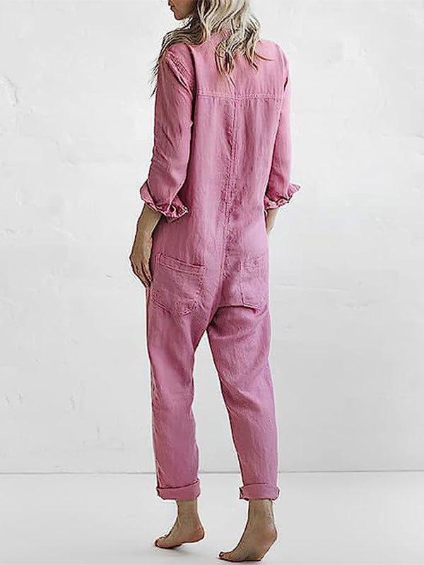 Frau in rosa Jumpsuit, Rückansicht, lässiger Stil, langärmlig, modisch, bequem, Freizeitkleidung, minimalistisch, trendig, pastellfarben.