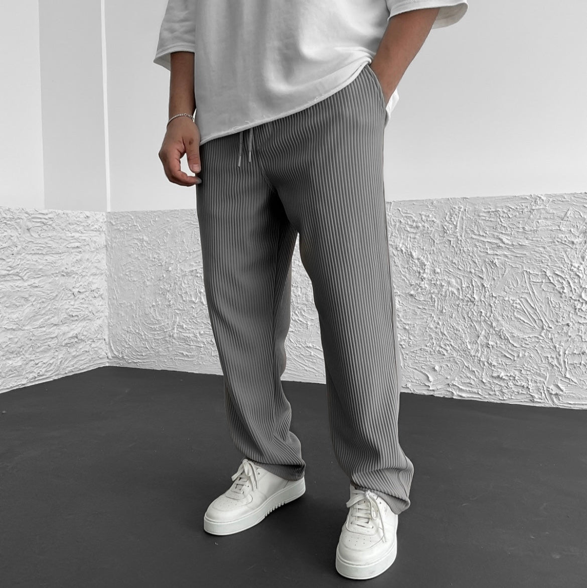Men's Knitted Trousers in Relaxed Fit with Ribbed Fabric and Adjustable Waistband