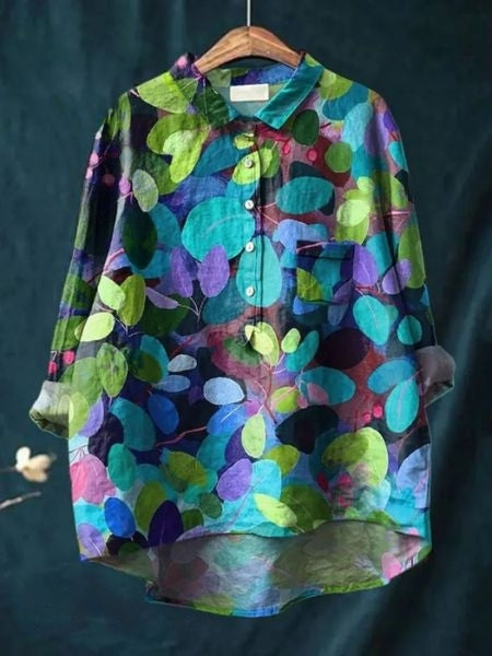 Bunte Damenbluse mit abstraktem Blattmuster, leuchtende Farben, langärmlig, Knopfleiste, modisches Design, ideal für Frühling und Sommer.