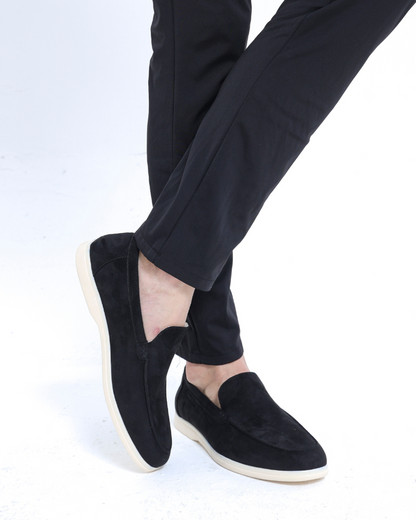 Schwarze Wildleder-Slipper für Herren, kombiniert mit eleganter schwarzer Hose. Stilvolle, bequeme Schuhe für Freizeit und Business.