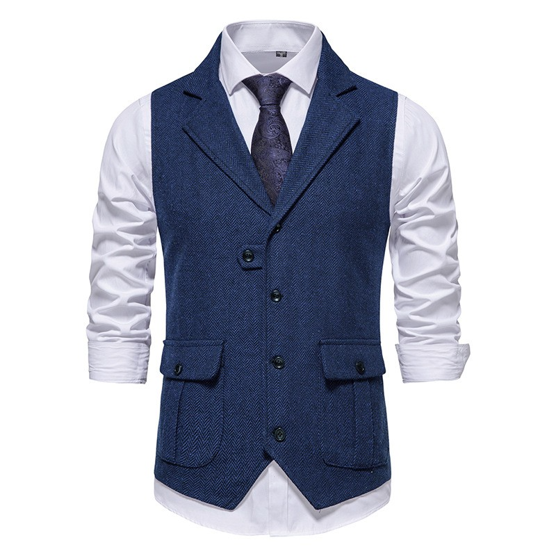Blauer Herrenanzug-Weste mit Knöpfen, kombiniert mit weißem Hemd und Krawatte. Elegante Herrenmode, ideal für formelle Anlässe.