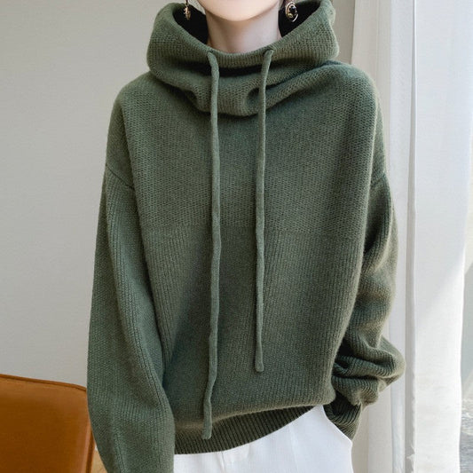 Grüner Damenpullover mit Kapuze und Kordelzug, lässiger Stil, weiches Strickmaterial, ideal für Herbstmode, gemütlicher Look.