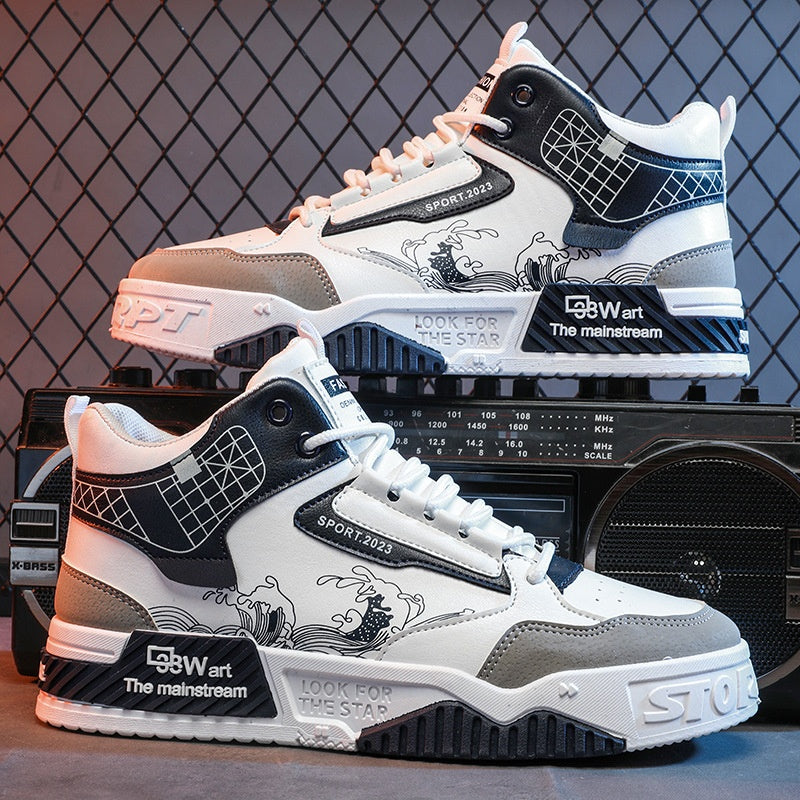 Weiße und graue High-Top-Sneaker mit grafischem Design und Schriftzug, platziert auf einem Retro-Kassettenrekorder. Trendige Sportschuhe, urbaner Stil.