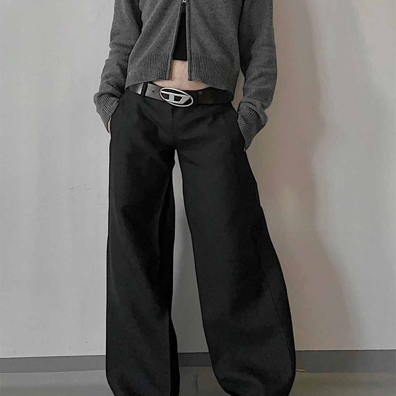 Women's suit pants with low waist, wide leg, and extended fit – Elegant style