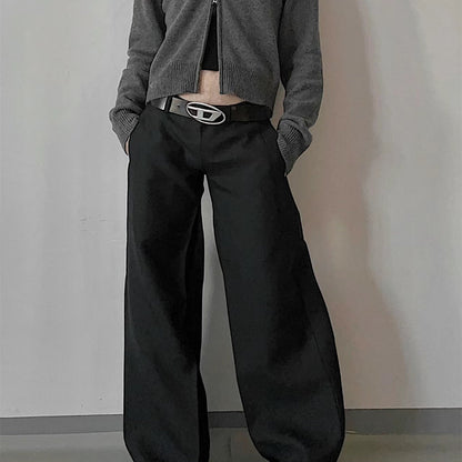 Women's suit pants with low waist, wide leg, and extended fit – Elegant style