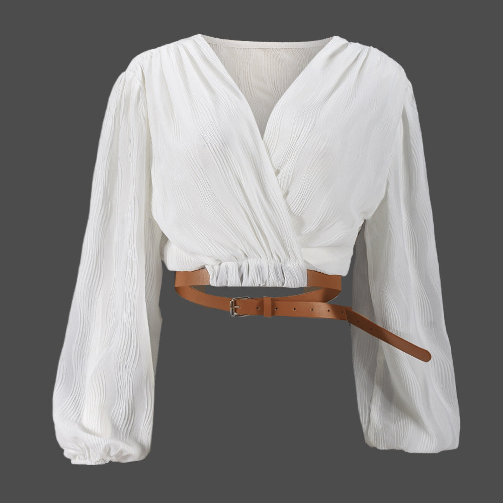 Weiße Damenbluse mit langen, plissierten Ärmeln und braunem Gürtel, elegantes Design, modische Oberbekleidung, ideal für stilvolle Outfits.
