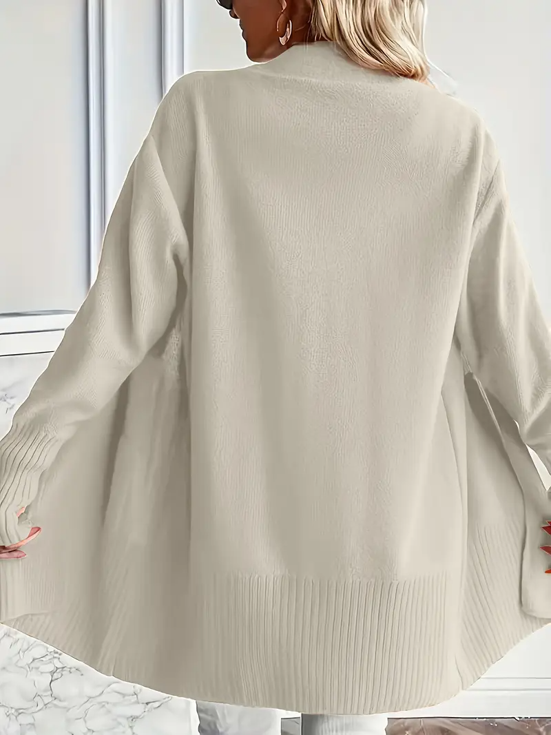 Damen Strickjacke in Beige, Rückansicht. Weiches, langes Design, ideal für Herbstmode. Perfekt für stilvolle, gemütliche Outfits.