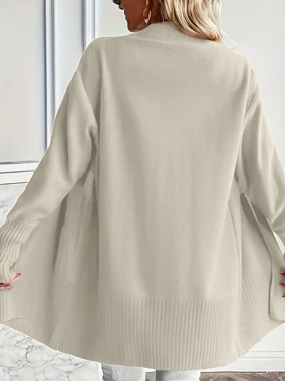 Damen Strickjacke in Beige, Rückansicht. Weiches, langes Design, ideal für Herbstmode. Perfekt für stilvolle, gemütliche Outfits.
