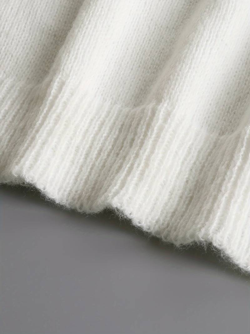 Weiße Strickpullover-Detailaufnahme, weiches Rippstrickmuster, hochwertige Wolle, modisch, gemütlich, ideal für Wintermode und kalte Tage.
