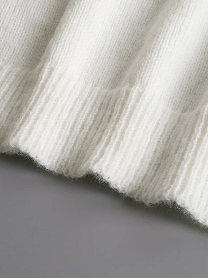 Weiße Strickpullover-Detailaufnahme, weiches Rippstrickmuster, hochwertige Wolle, modisch, gemütlich, ideal für Wintermode und kalte Tage.