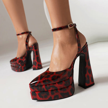 Rote Plateau-High-Heels mit Leopardenmuster und Knöchelriemen, modische Damen-Schuhe, trendige Statement-Fußbekleidung für besondere Anlässe.