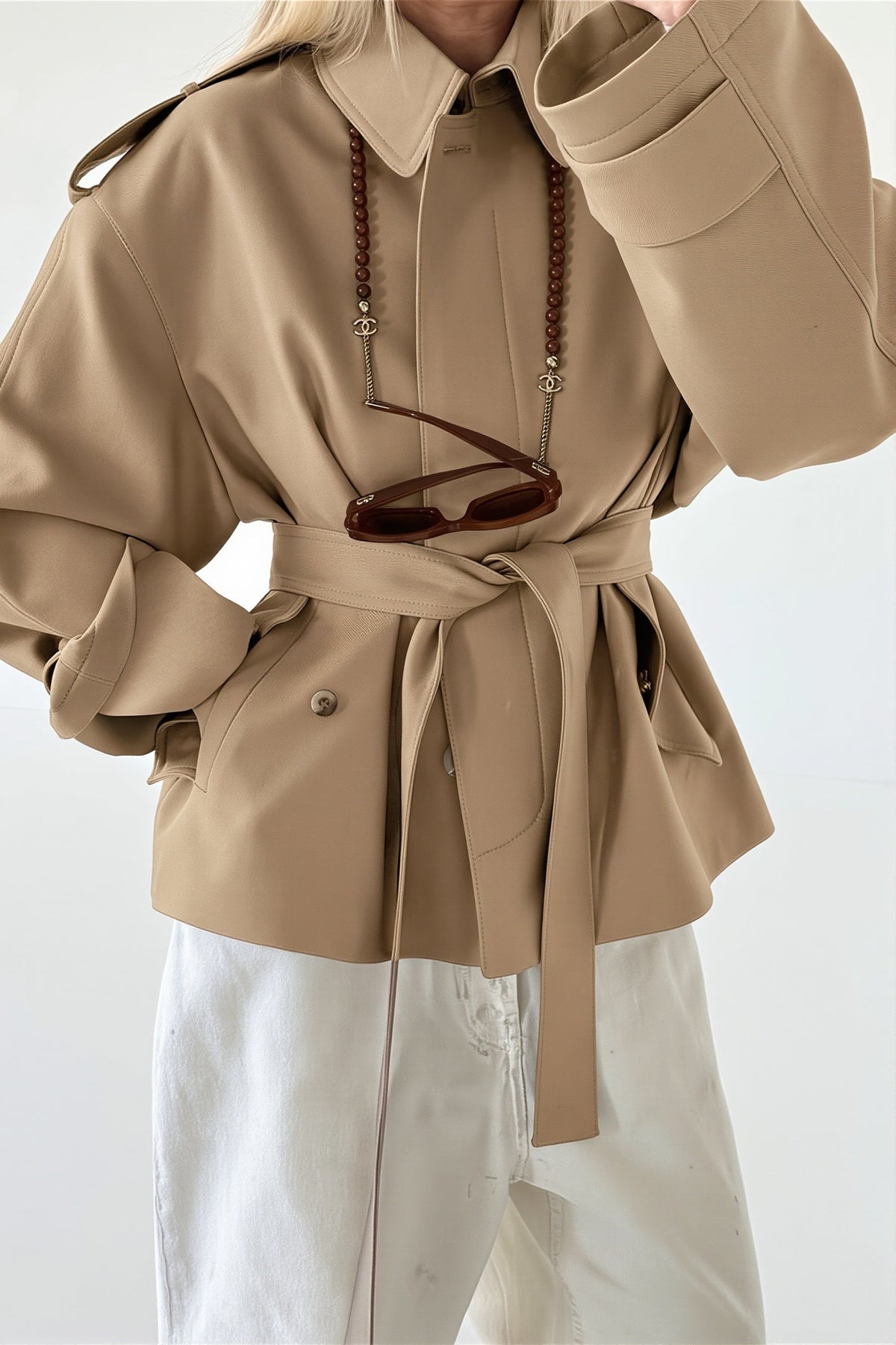 Seitliche Ansicht des kurzen Trenchcoats mit Gürtel