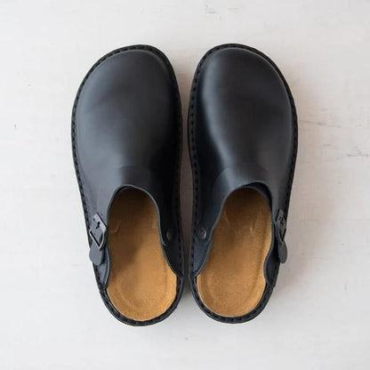 Schwarze Ledersandalen mit Schnalle, minimalistisch und modern, auf hellem Hintergrund. Bequeme, stilvolle Schuhe für Alltag und Freizeit.