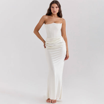 Frau in elegantem, schulterfreiem weißen Abendkleid, figurbetont und bodenlang, ideal für formelle Anlässe. Eleganz, Mode, Abendgarderobe.