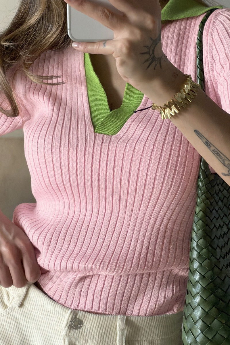 Damen-Poloshirt aus geripptem Strick mit grünem Kragen
