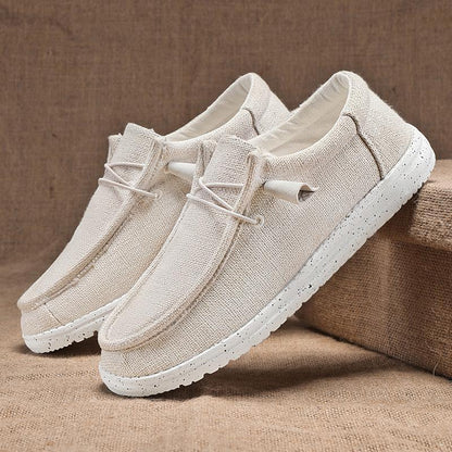 Beige Herren-Sneaker aus Leinen mit weißer Sohle, lässiges Design, ideal für Sommermode. Bequeme Freizeitschuhe für Herren.