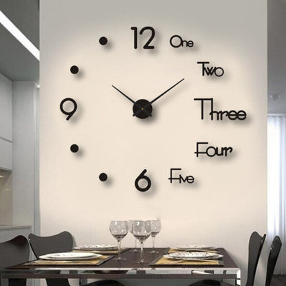 Große moderne Wanduhr mit minimalistischen schwarzen Ziffern und Zeigern, dekoriert mit englischen Zahlen, in stilvollem Esszimmer.