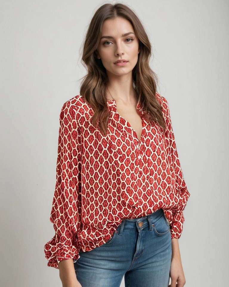 Eine Frau trägt eine rot-weiß gemusterte Bluse und blaue Jeans. Modetrend, Damenmode, lässiger Look, stilvolle Bluse, Freizeitkleidung.