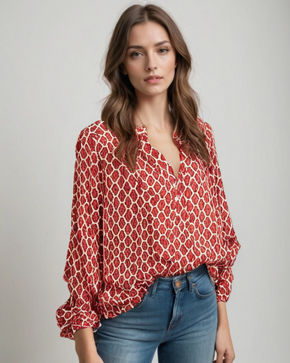 Eine Frau trägt eine rot-weiß gemusterte Bluse und blaue Jeans. Modetrend, Damenmode, lässiger Look, stilvolle Bluse, Freizeitkleidung.