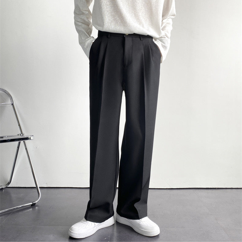 Herren-Stoffhose mit tailliertem Schnitt, Faltenfront und Gürtelschlaufen
