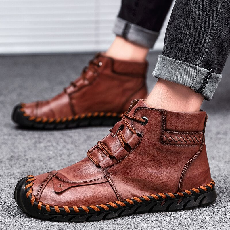 Braune Herren-Lederstiefel mit Schnürung, handgenäht, rutschfeste Sohle, modisch, ideal für Herbst und Winter, lässiger Stil.