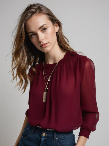 Junge Frau in bordeauxroter Bluse, lässig posierend. Mode, Damenbekleidung, eleganter Stil, Freizeitlook, modische Bluse, trendige Outfits.