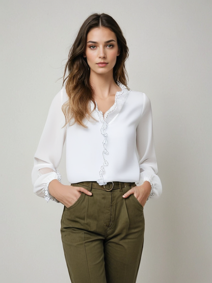 Frau in weißer Bluse und olivgrüner Hose, stehend vor neutralem Hintergrund. Modetrend, elegante Damenbekleidung, stilvolle Bluse.