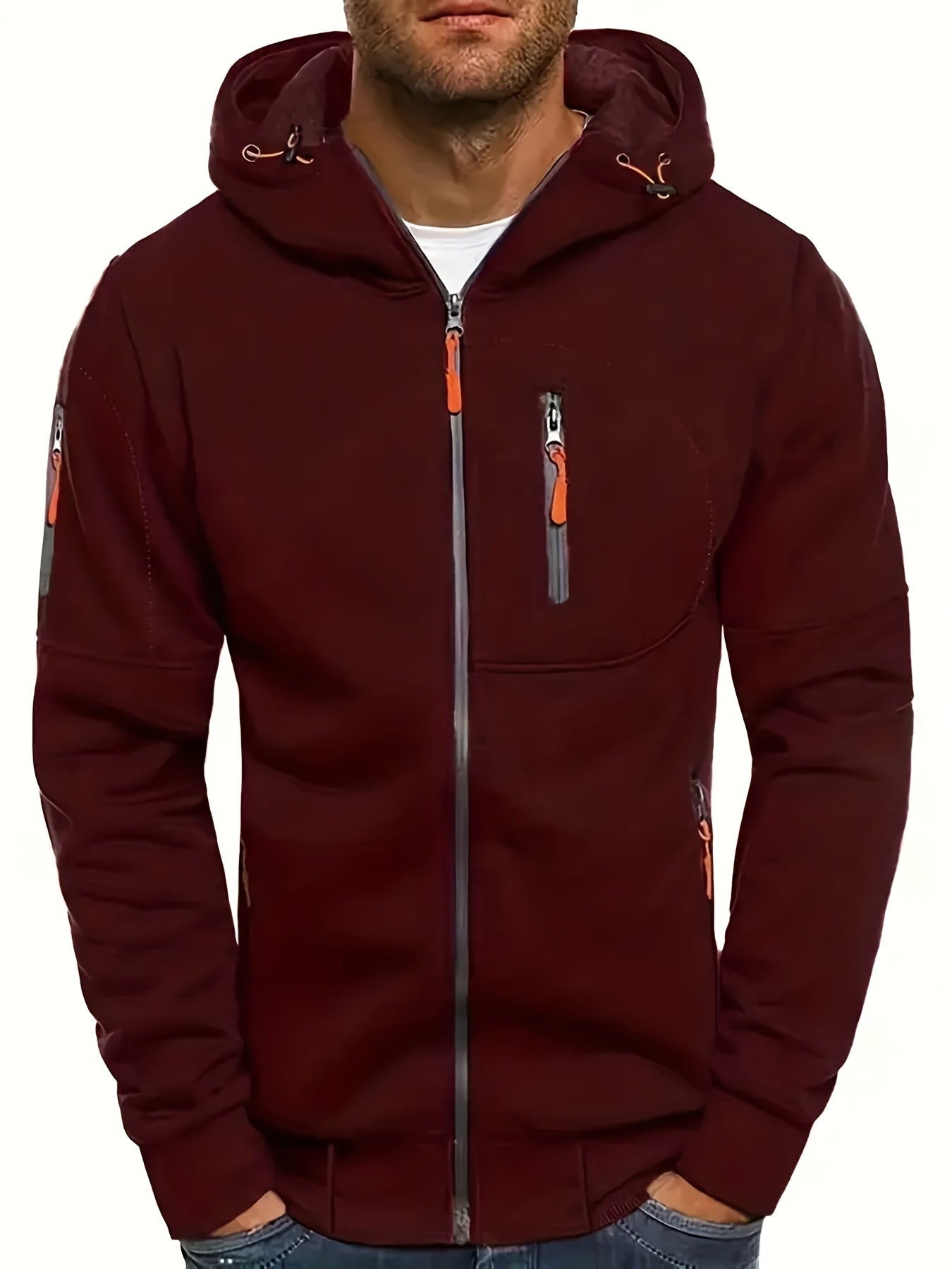 Mann in dunkelroter Kapuzenjacke mit Reißverschlüssen, lässiger Stil, modische Herrenbekleidung, Herbstmode, Outdoor-Jacke.