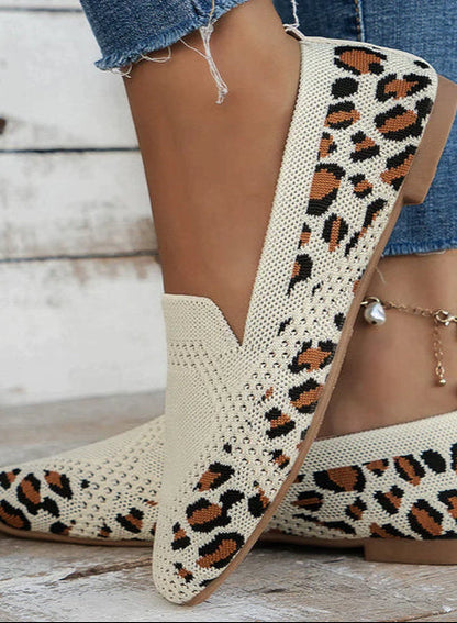 Damen-Loafer mit Leopardenmuster, beige, gestricktes Design, lässig, modisch, kombiniert mit blauer Jeans, ideal für trendige Alltagslooks.